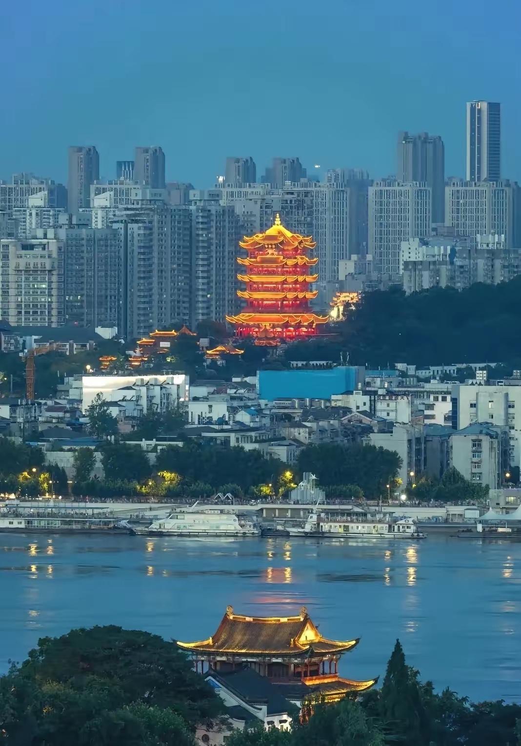 为什么武汉的发展感觉对不起它逆天的位置？武汉真正的比较对象是南京。武汉拥