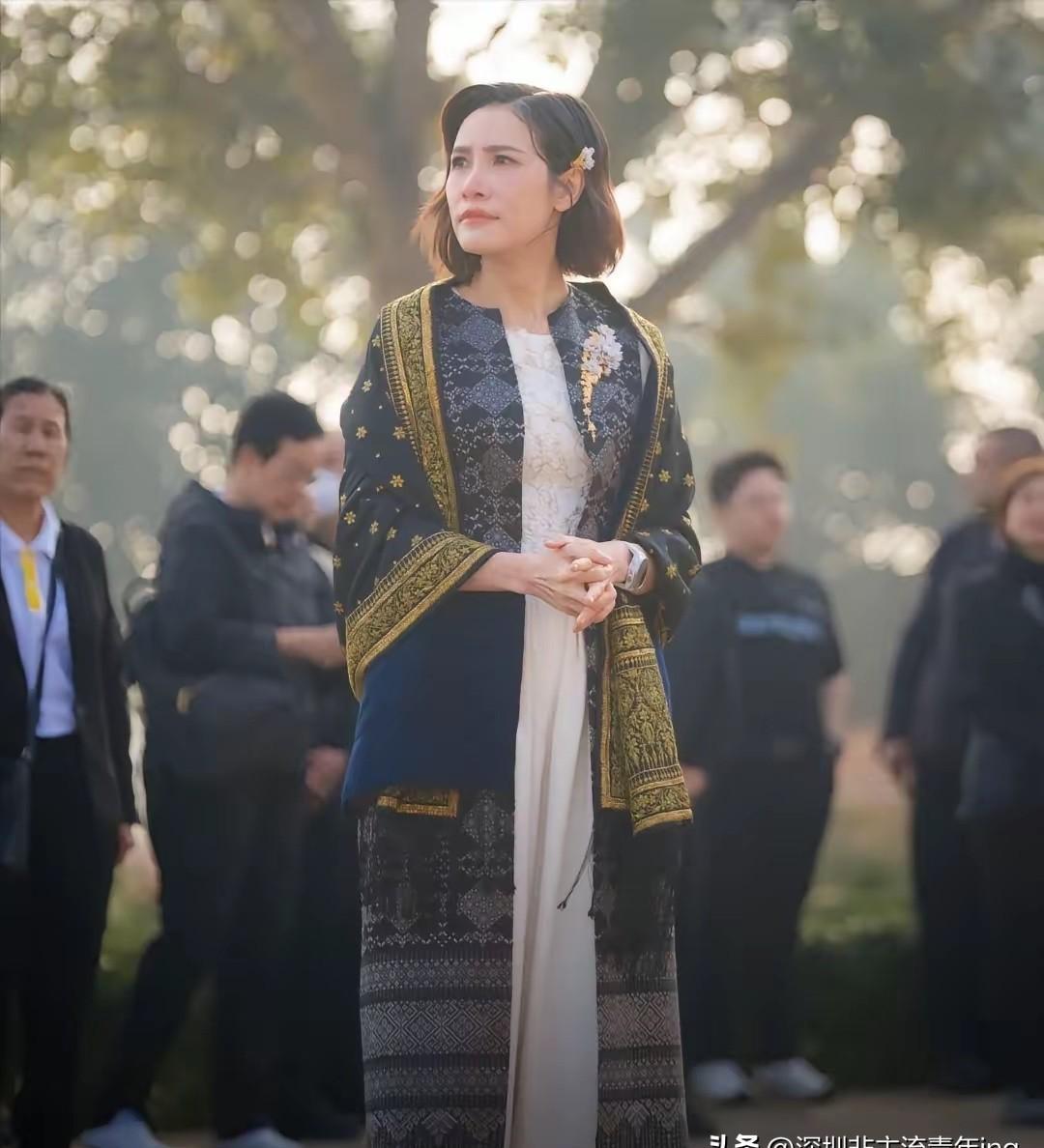 从监狱爬回泰王身边，诗尼娜只用了两招。第一招，卸掉所有“自我”。国王让她视察