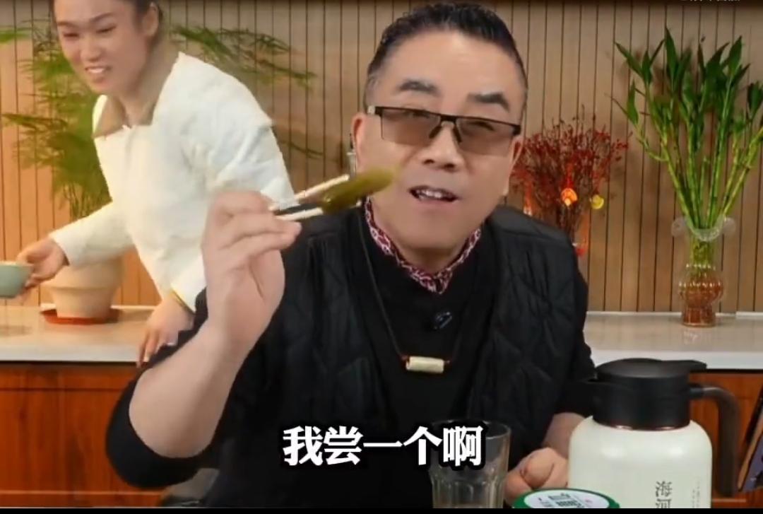 杨议这次带货酸黄瓜的操作，就差把吃相难看这四个字刻在脑门上了！明明闫学晶老