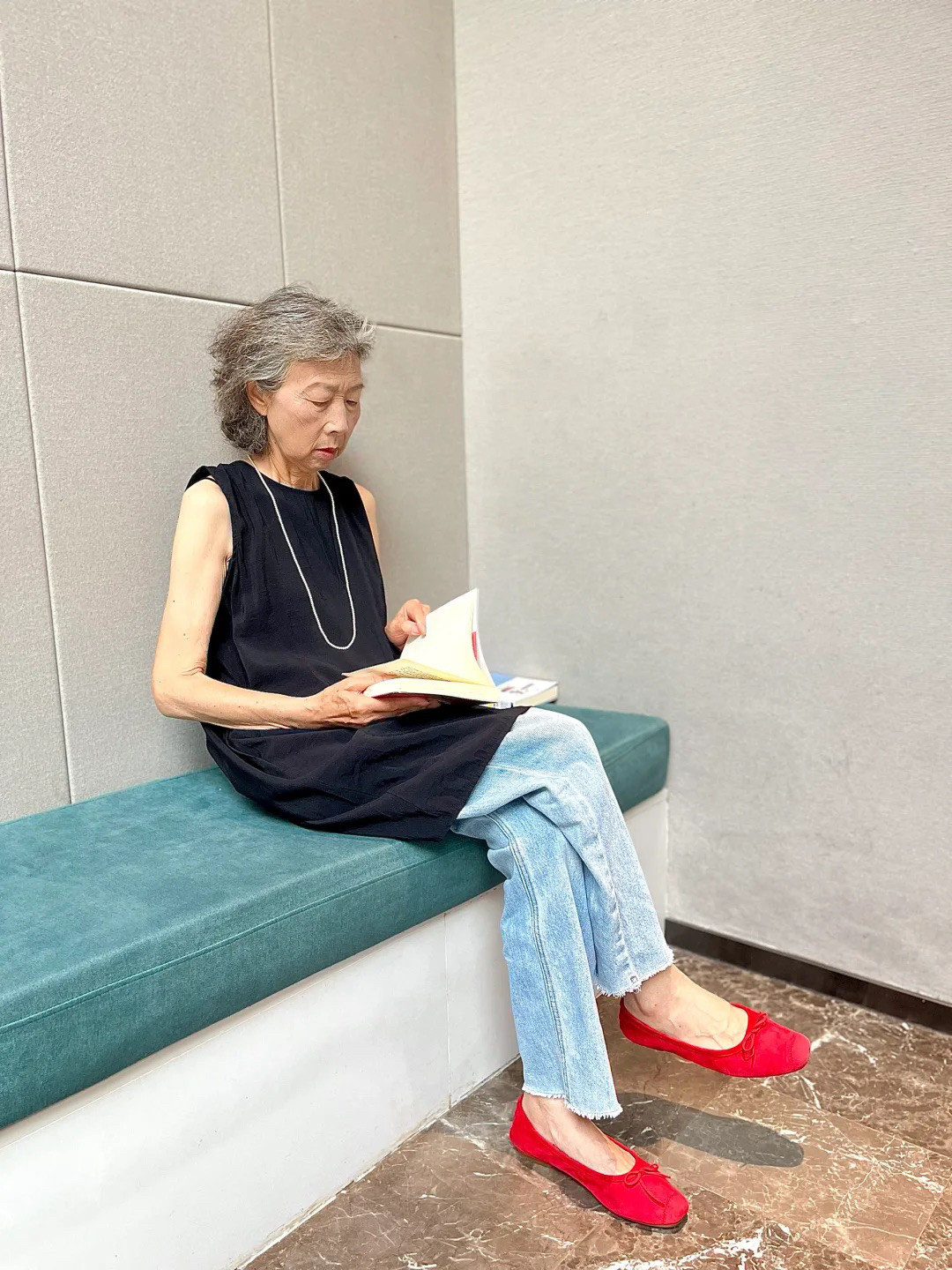 75岁阿姨的生活随拍，这气质和穿搭太优越了！黑色的中长上衣，其实是可以单独当作裙子穿的，这里是叠穿了