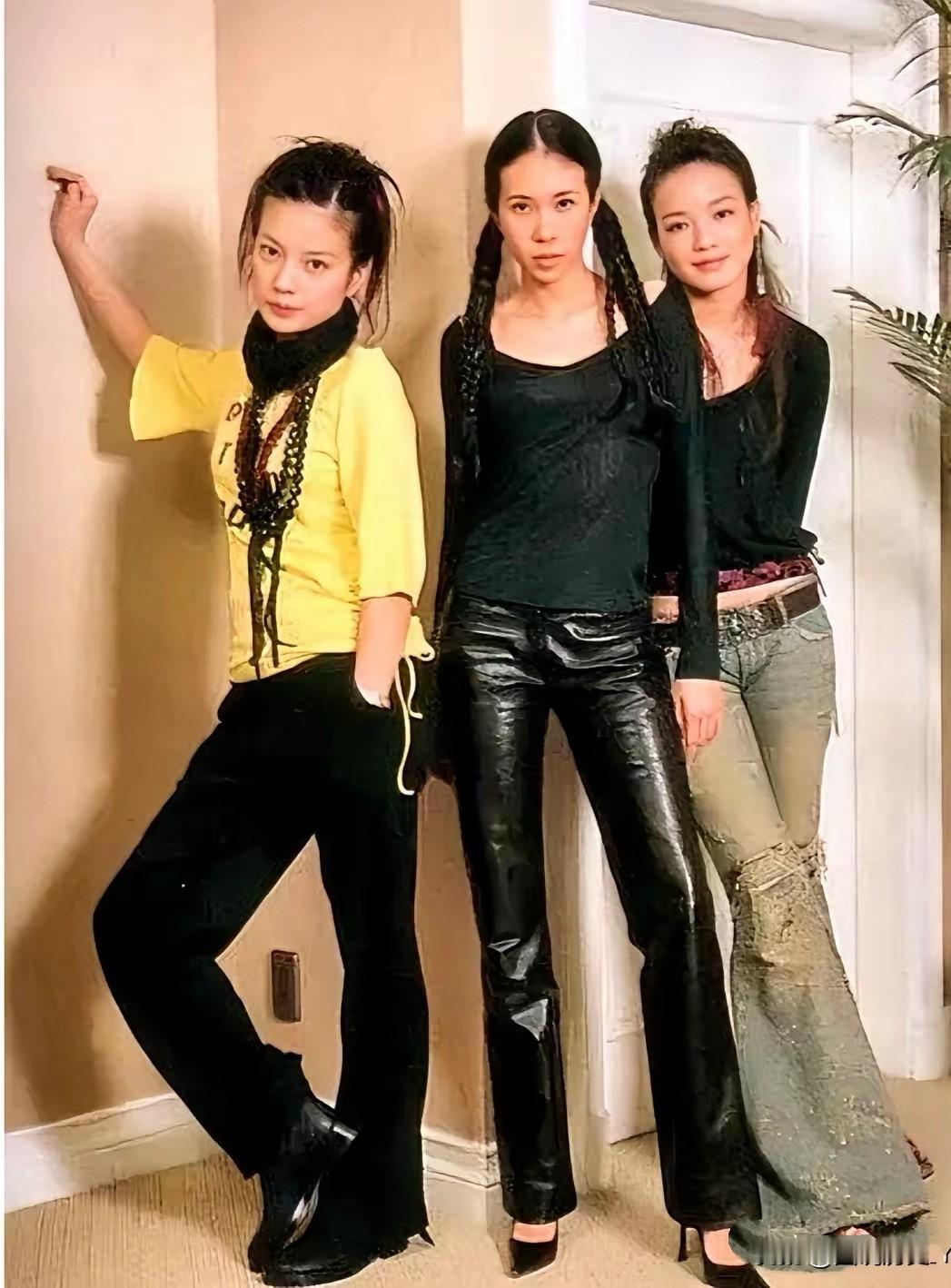 这张合影拍摄于2001年，在香港三位美女的一张珍贵合影，当时的她们打扮还是很青涩