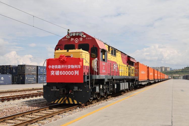 老挝真是下了血本，为了建中老铁路几乎把国库都掏空了。中国看到老挝这么卖力，当然不