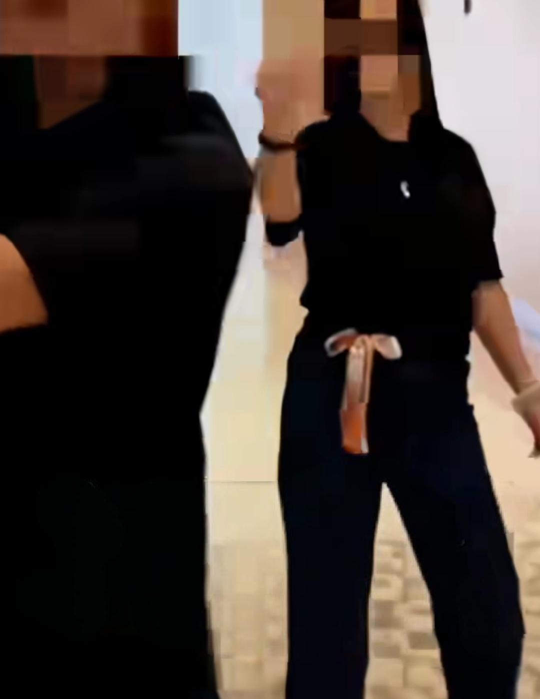 深圳一服装店店员嘲讽顾客：“没钱别穷逛，商场不欢迎没钱的人。”该店员态度极其恶劣