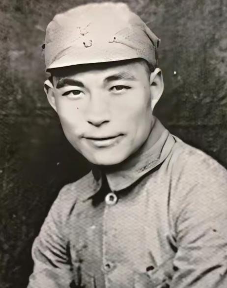 1945年，新四军旅长刘飞打了一次胜仗，抓了几个日本俘虏，突然，他看俘虏中有一人
