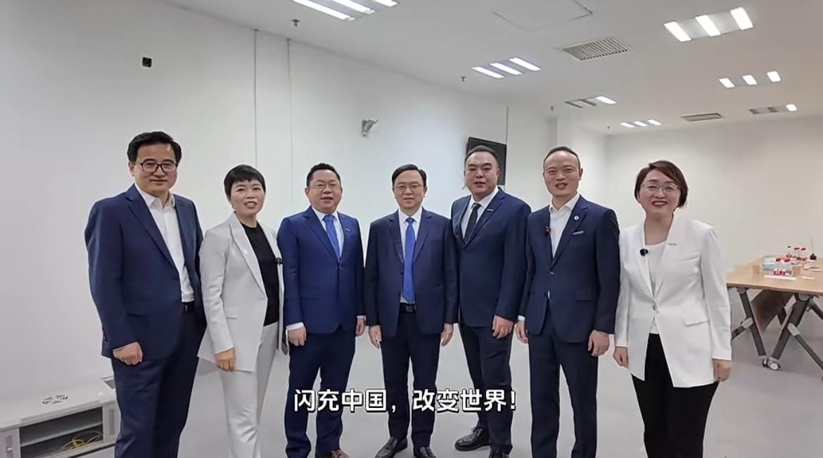 比亚迪销售五虎将与总裁王传福3月5日，在比亚迪第二代刀片电池暨闪充技术发布会