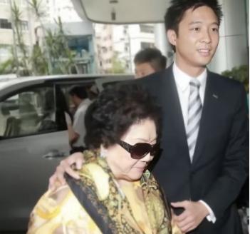 2013年，郭晶晶诞下长子霍中曦，90岁太奶奶吕燕妮在孙子霍启山搀扶下亲赴医院探