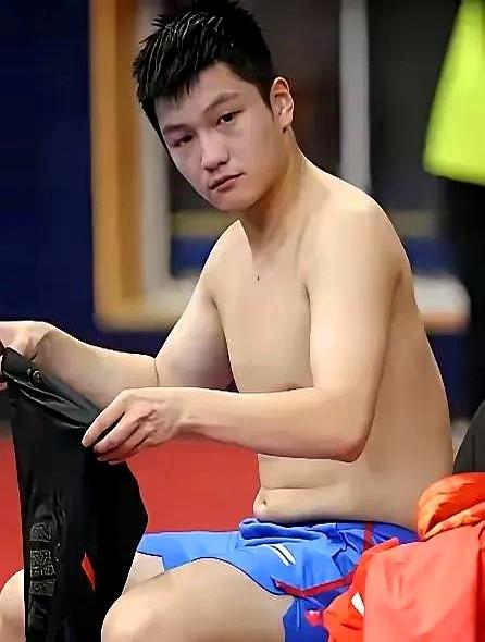 15岁樊振东很单纯，并不知道镜头的随时随地拍。所以哪怕他顶着一个可爱的肚腩，