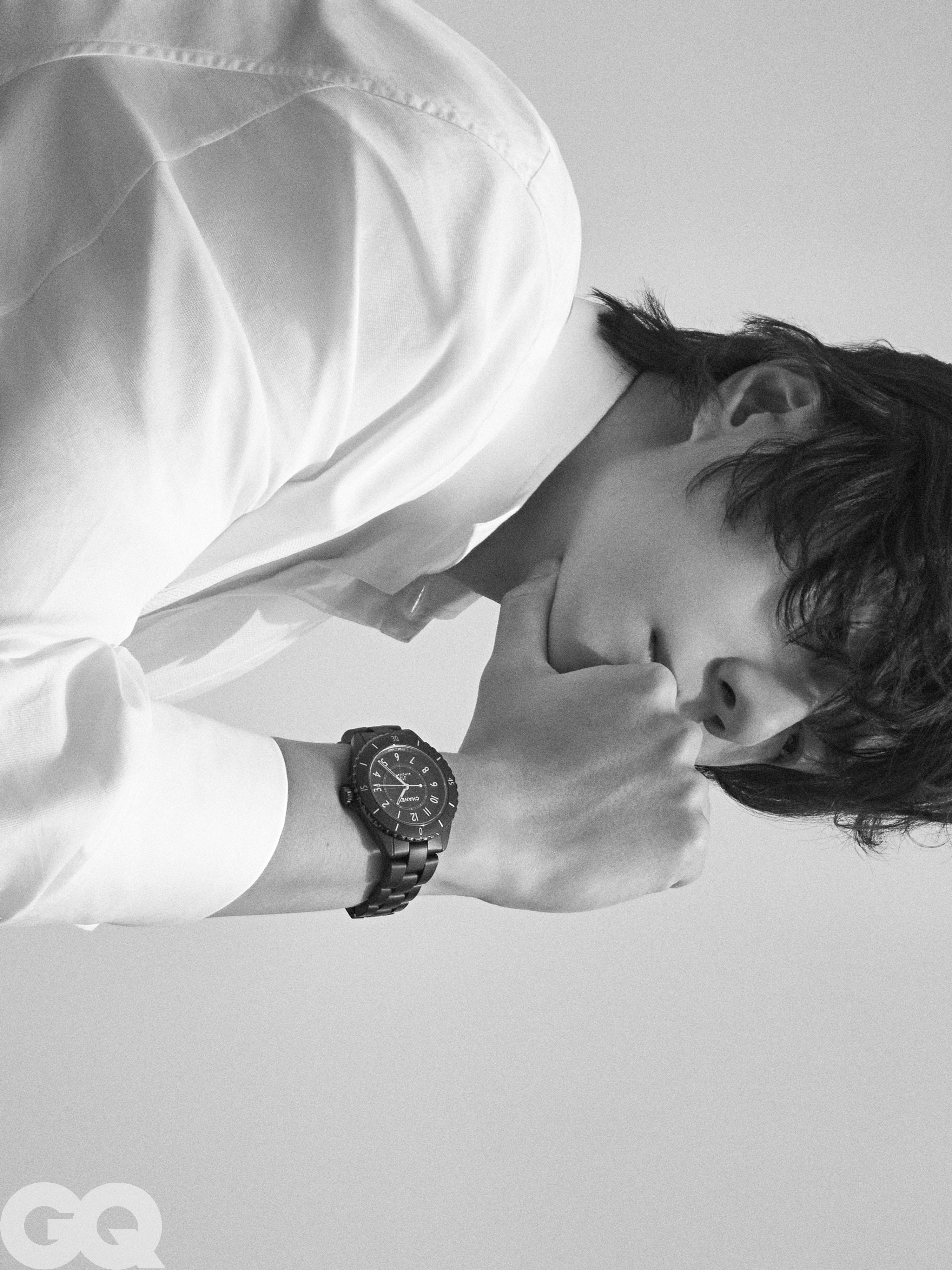 王一博杂志GQ四月王一博封面CHANELJ12系列SUPERLEGGER