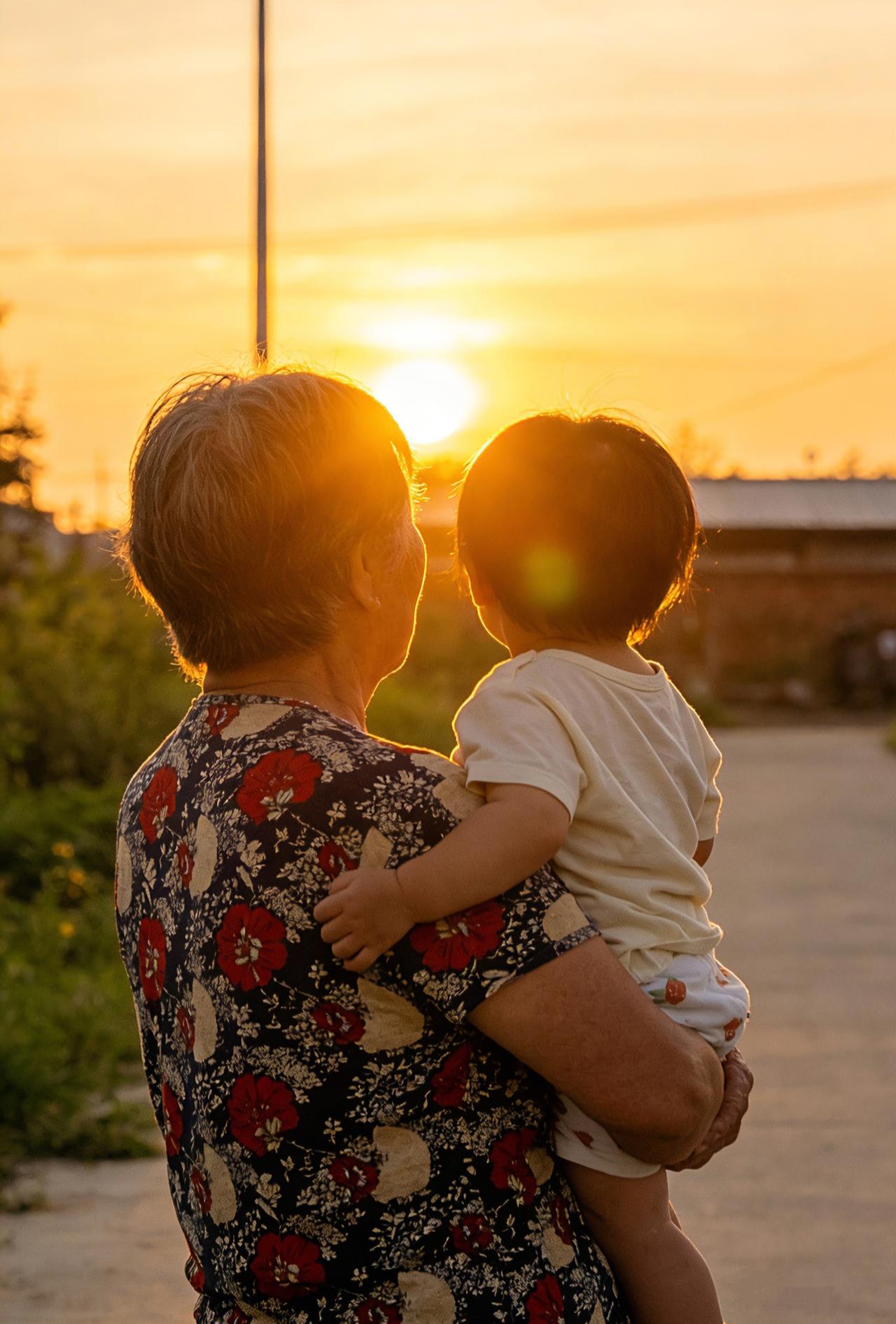 我总结了一下，给儿子儿媳带娃，幸福感最高的是下面这5种老人，她们才真正尝到了带孩