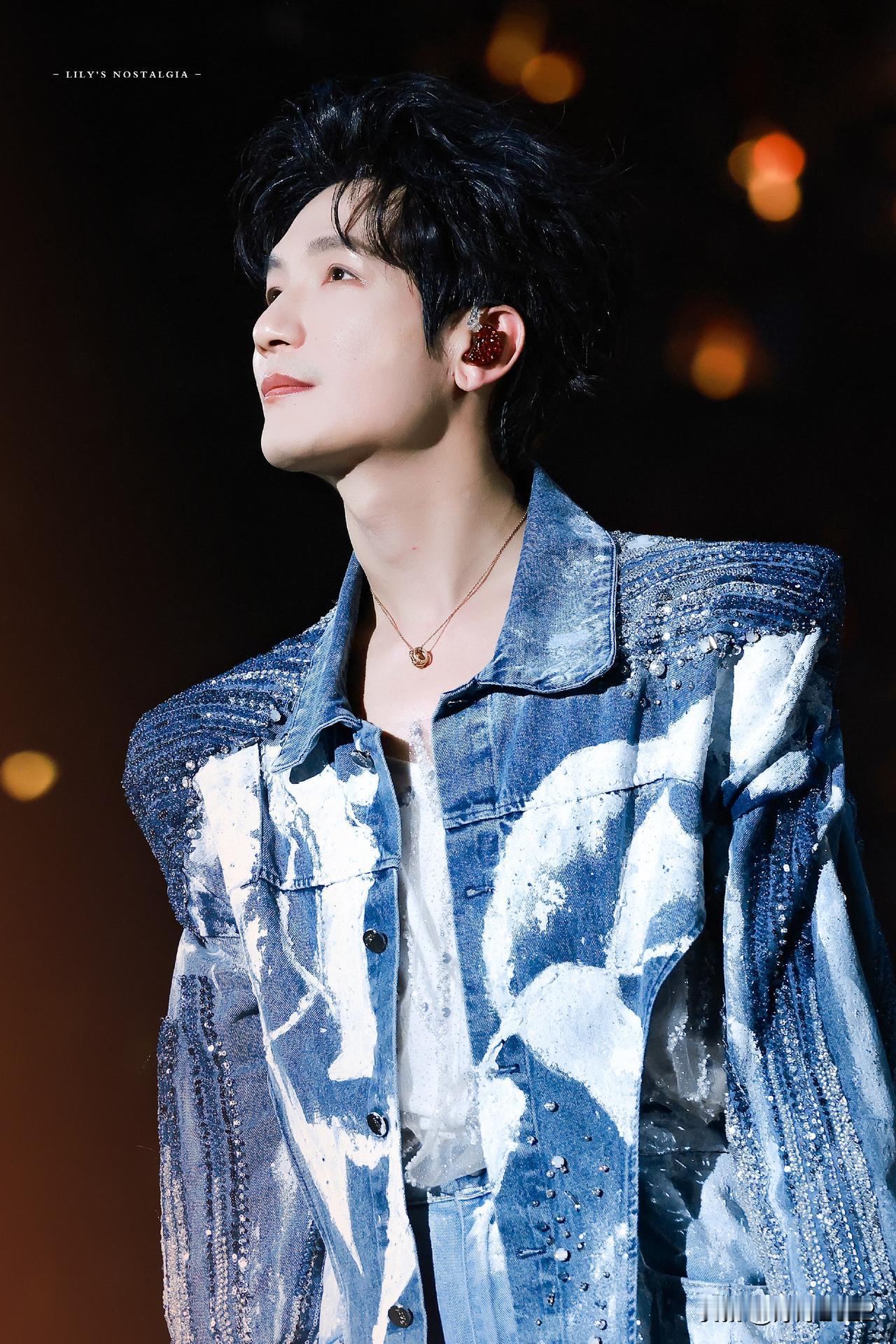 陈楚生北京站出场第①套蓝白色冰川王子，到场好朋友：黄少，吴京谢楠和小