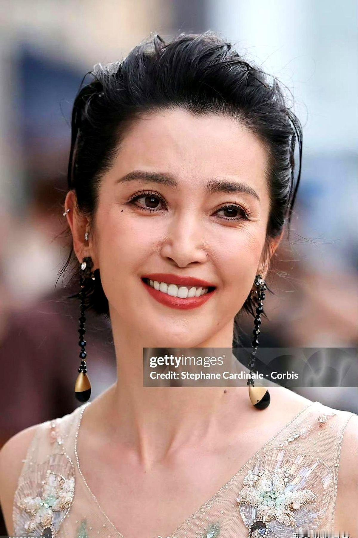 李冰冰53岁的生图，我看了三遍。戛纳红毯，外网无修图直接怼脸，皮肤紧致，肩颈