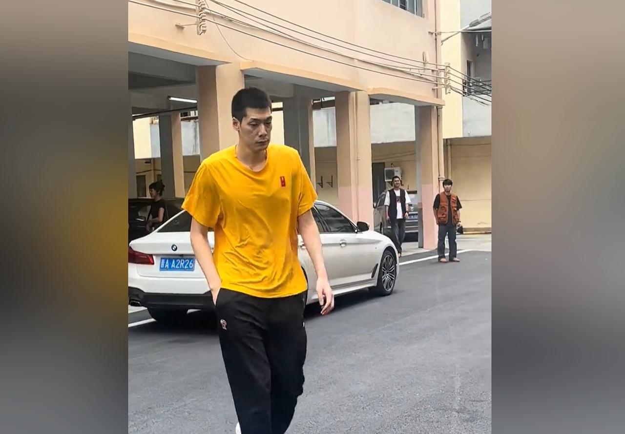 广东男篮教练组新增一人！据广东体育媒体人透露，前广东男篮功勋球员任骏飞在昨天
