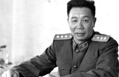 1938年，新四军陈士榘去买香烟时，结账时无意间看到看店老头的手腕。愣了一下，他
