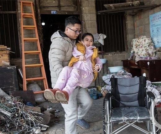 泪目！陕西一男子爱上了女网友，千里迢迢去表白，没想到，女孩是双腿残疾，靠捡废品维