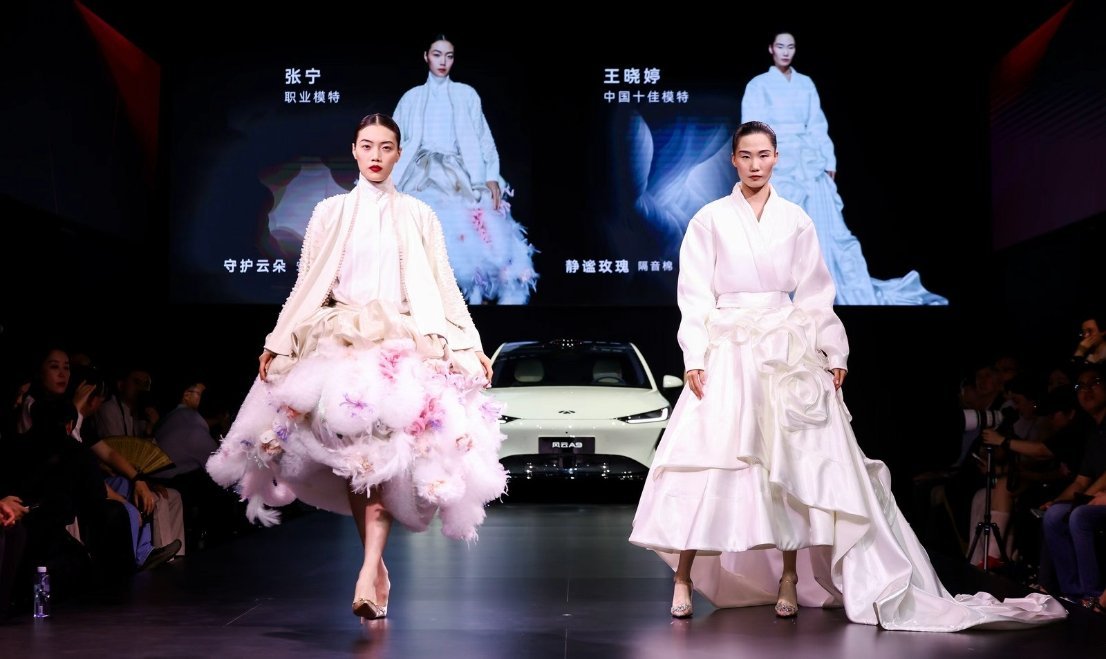 谁能不爱这次发布会的时尚格调呀，出场的模特个个气质出众，行走间尽显穿搭的独特魅力