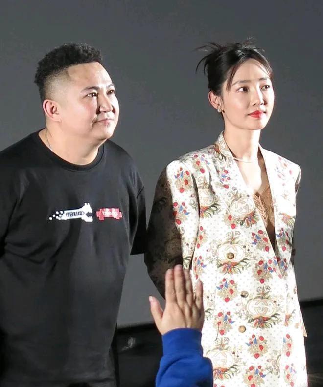 白百何二婚是越来越好看！身穿花色西装，