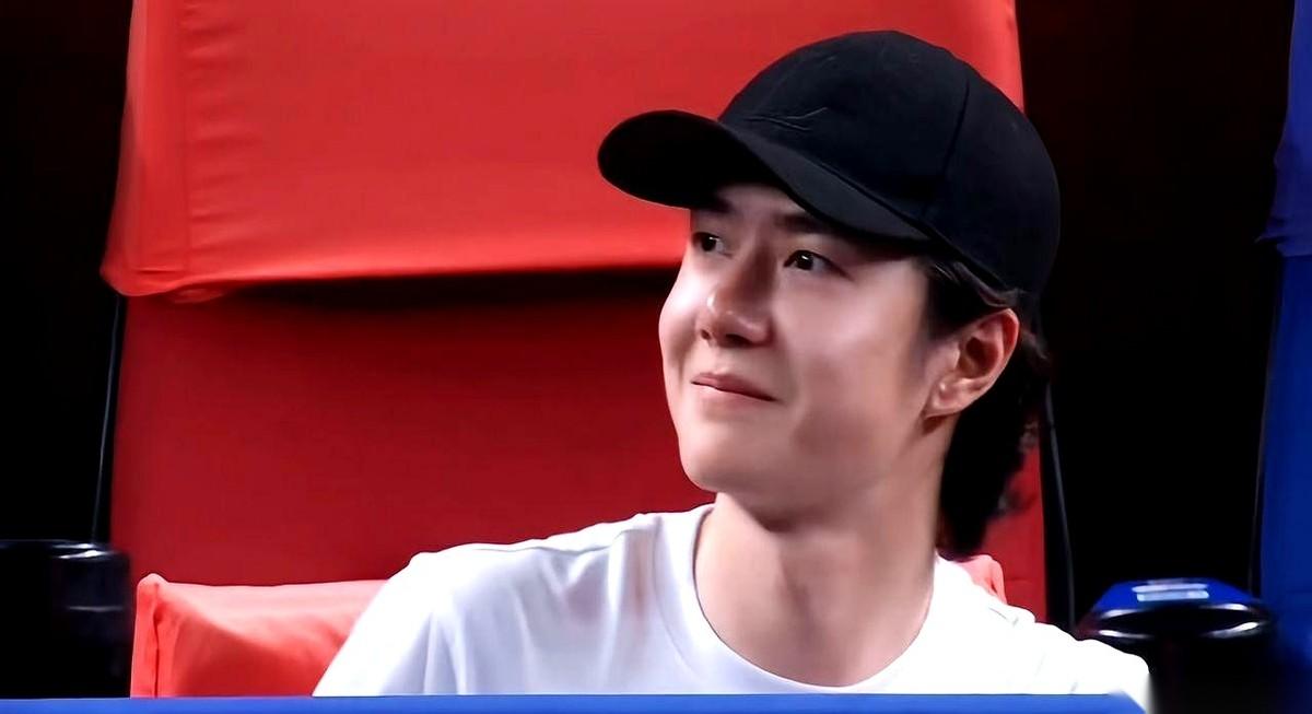 我们爱的，是那个在赛道上摔过车、一身泥、头盔里闷出满头大汗的85号车手。不是那