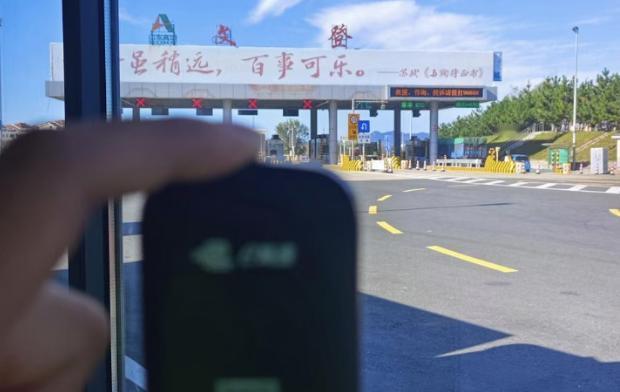 跑一趟高速，人工通道排着长队，隔壁ETC车道空空荡荡。你正得意自己装了ETC，一