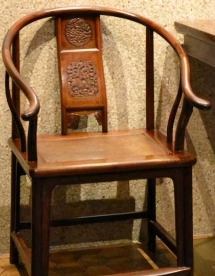 2004年，马未都请人修复一把黄花梨椅子，结账时，师傅比了一个手指头，马未都就给