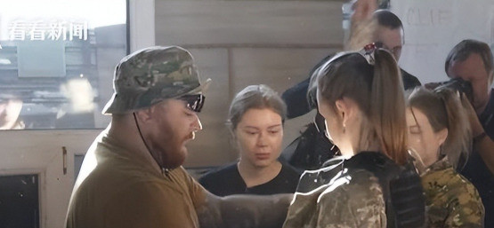 乌克兰老人上战场天哪！乌克兰真的要拼光了吗？之前连孕妇都