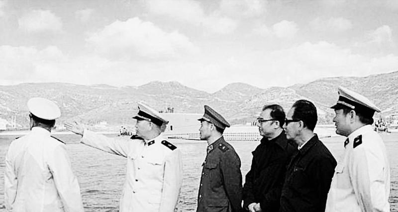 1983年，海军司令刘华清少将视察小长山岛，叫停了快艇基地的建设。基地负责人解释