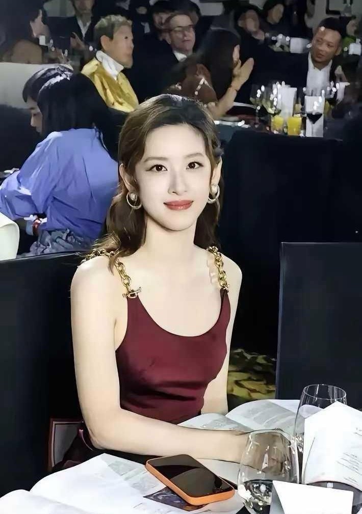 发现一个特别有意思的事只要章泽天一出来营业，不管是哪个女明星，连内娱最美的刘亦菲