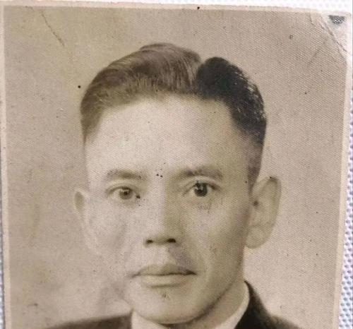 照片中的这个人叫余乐醒，此人是军统“教父级”大特务，在军统中名气很大的沈醉，就是