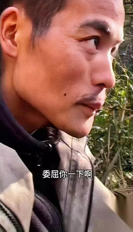 刀疤哥半夜撒了圈沙第二天营地炸锅了细沙里藏着啥秘密？原来他在周围撒了细沙