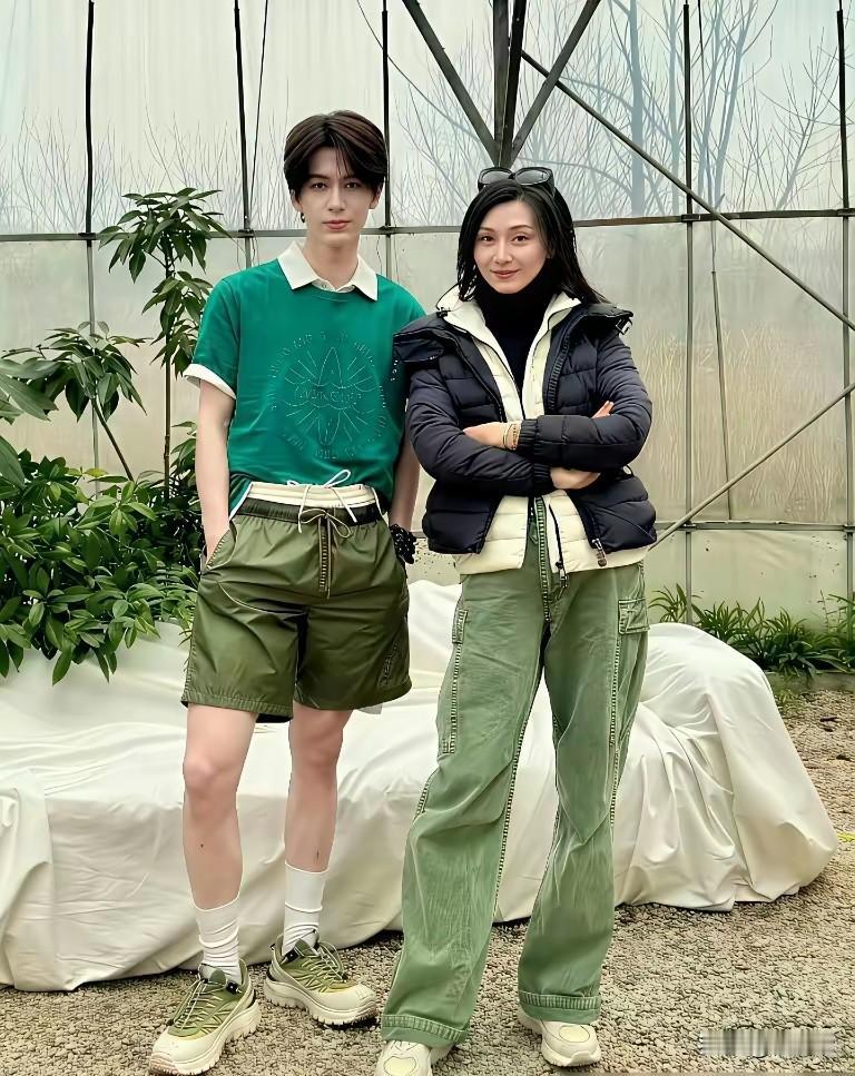 张凌赫的高颜值完全遗传了妈妈张凌赫和妈妈的合照，张妈妈的身高和颜值收到了关注，
