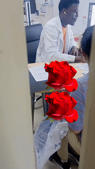 女子去医院看病专门挂了一个专家号。结果接待她的竟然是一名黑人医生？这让女子感
