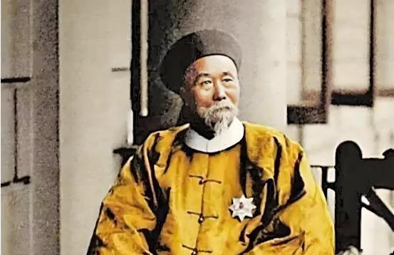收复新疆后，左宗棠杀掉了所有俘虏，包括降俘，然而，左宗棠手上沾满了血，却没人骂，