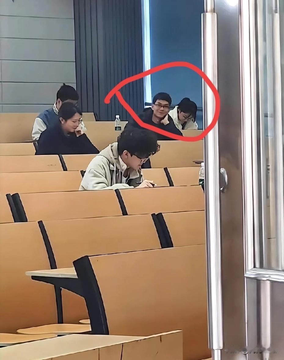 前几天有人拍到唐尚珺与外国人聊天，全程用英语。近日，又有同学偷拍到他在教室复习功