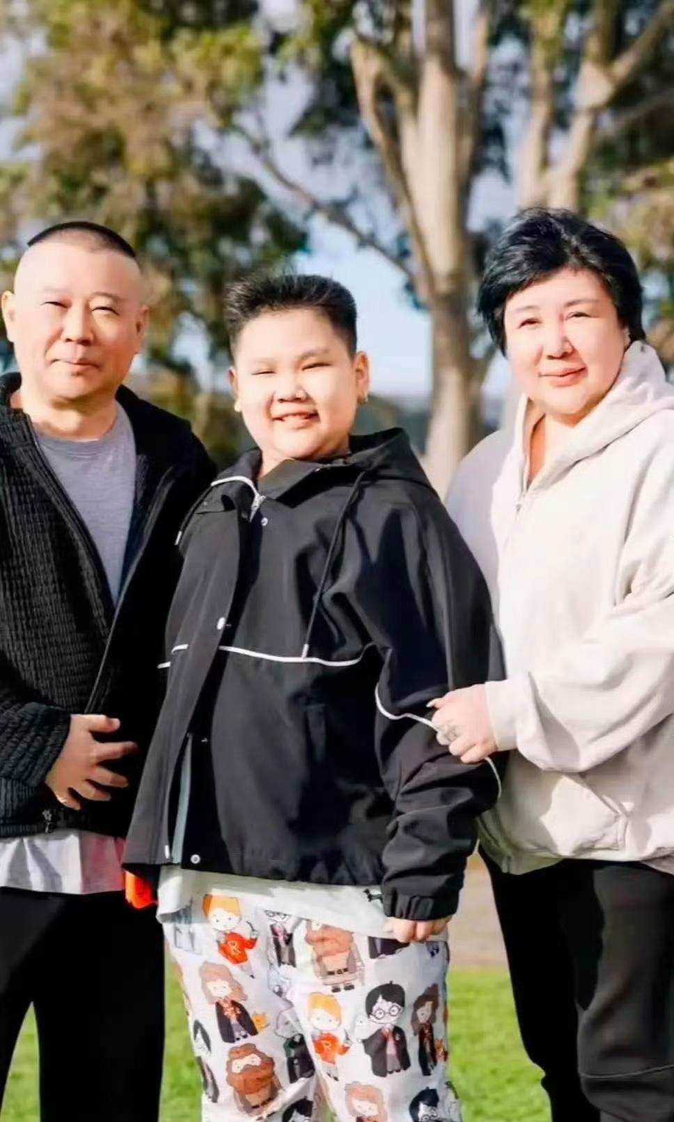 郭德纲带老婆儿子去澳洲度假,两人挽着儿子笑得好幸福,10岁的郭汾阳长得即像爸又像