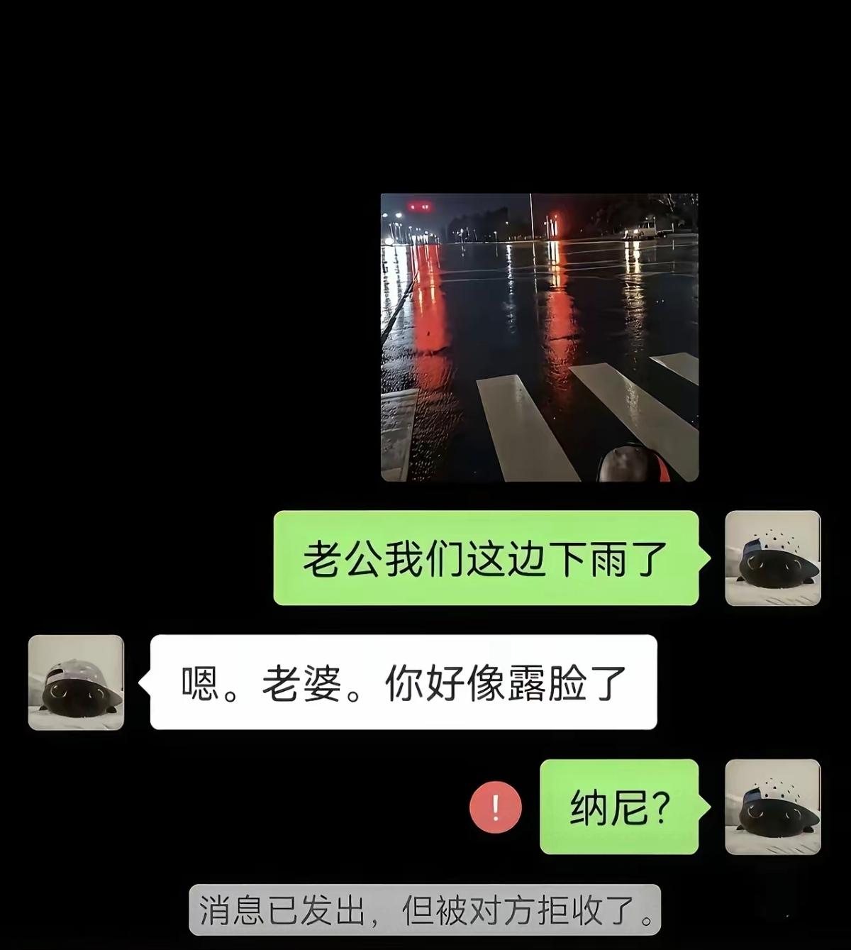 看了半天没看懂，原来是后视镜出卖了她。