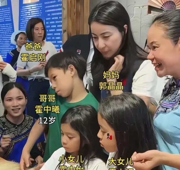 郭晶晶霍启刚一家五口调研贵州时带娃体验水族马尾绣