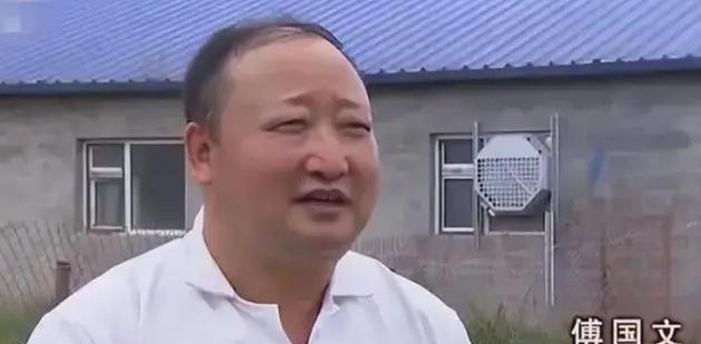 “真是个人才！”2011年，黑龙江一男子竟然拿白酒给猪当水喝，亲戚朋友笑掉了大牙