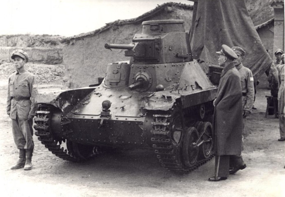 飞扬军事1947年8月，蒋介石在延安时视察一台国民党军装甲兵95式轻型坦克