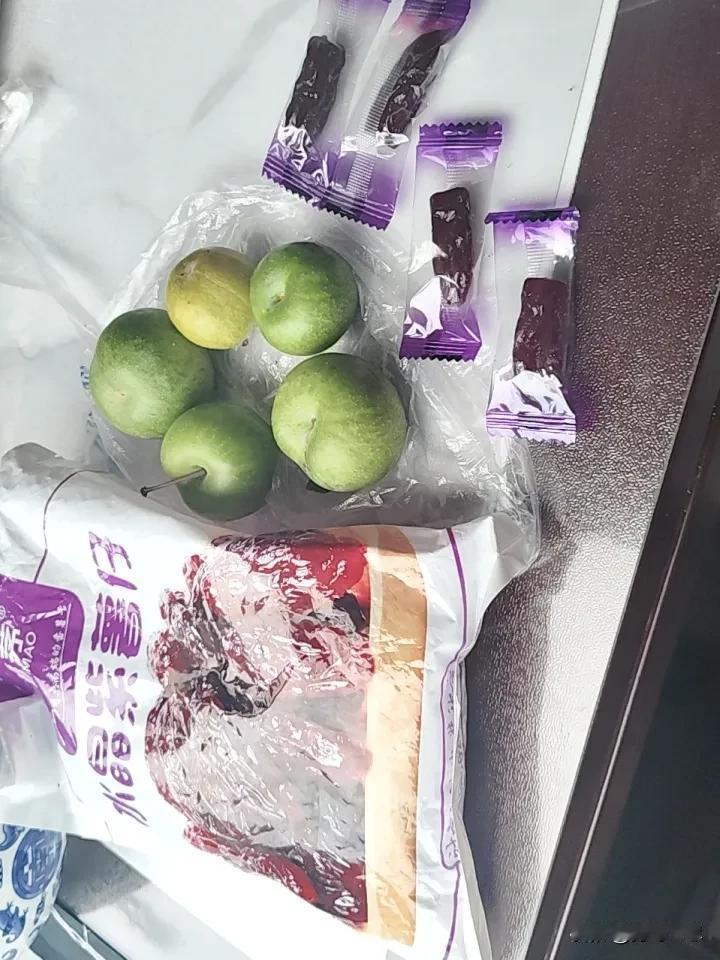 另类早餐:茂县青红李，水晶紫薯仔。李子甜脆，爽口薯子太小，麻烦[呲牙笑]