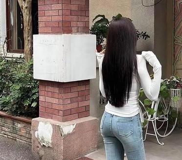 "这身搭配真是太有范儿了，走在街上回头率超高！"