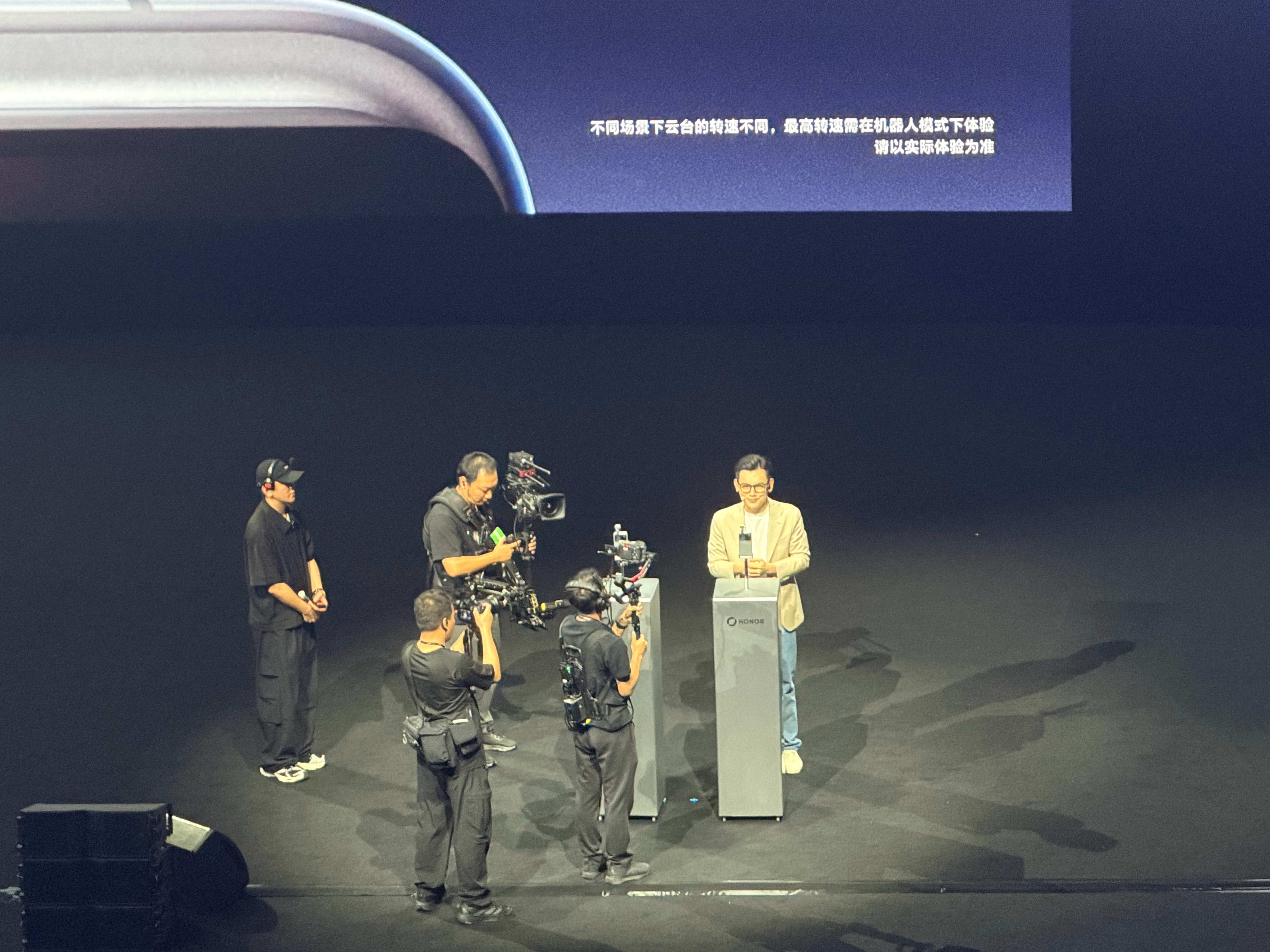 荣耀RobotPhone行业首创钛合金灵巧云台，让手机第一次拥有机器人级4Do
