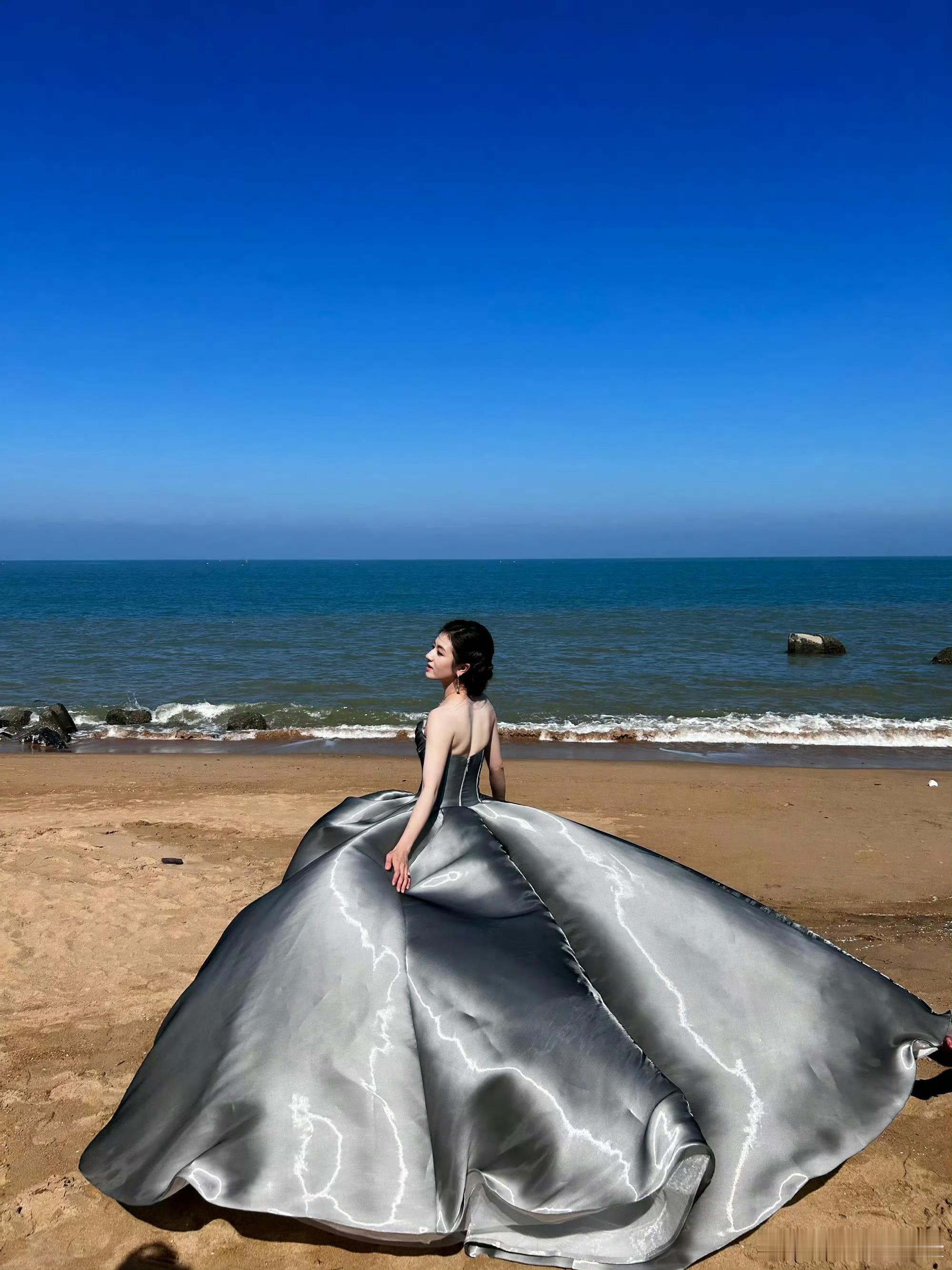 李兰迪安陵容送的浮光锦李兰迪浮光锦造型封神！温婉气质适配度满分，灵动又雅致，