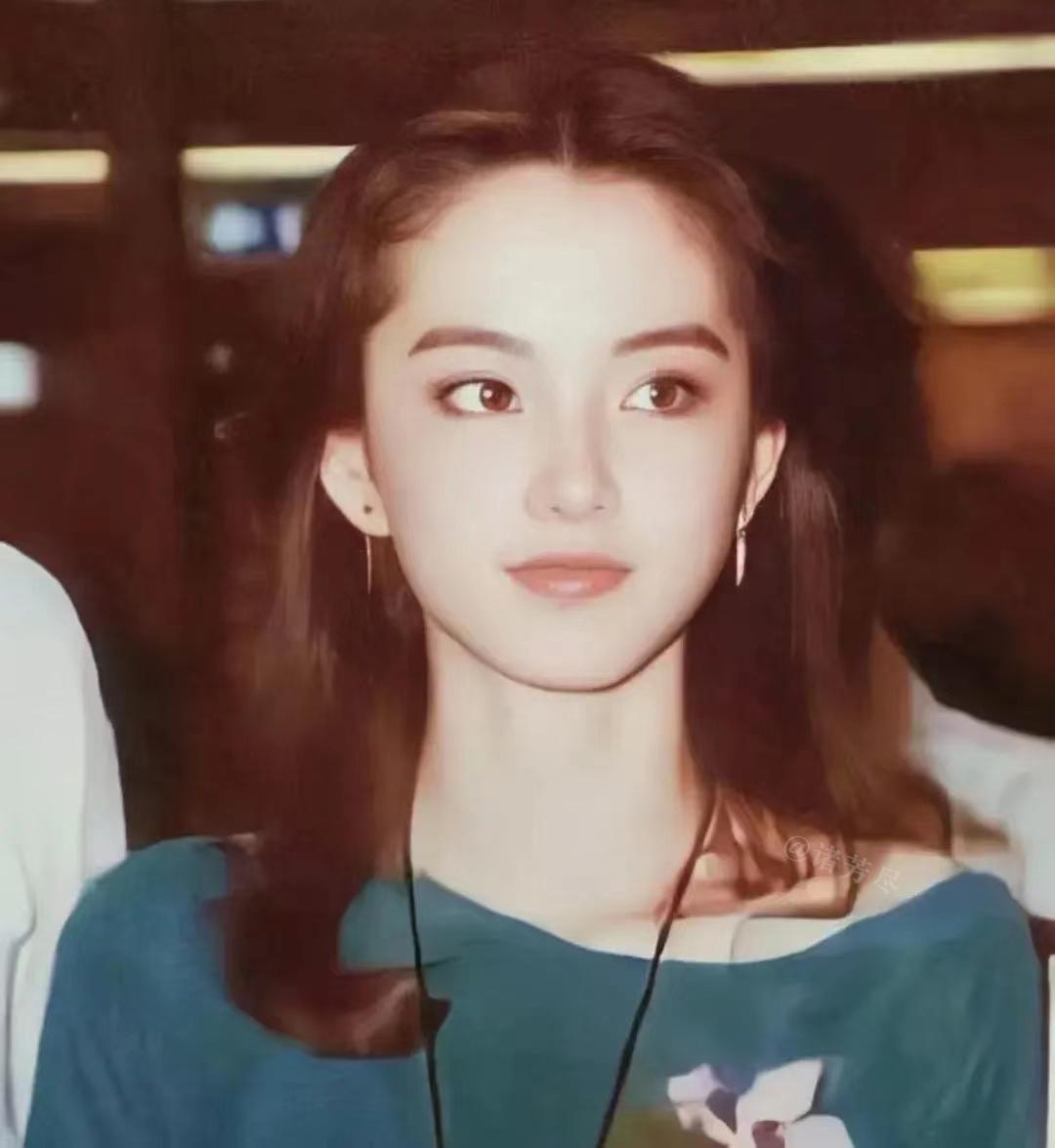 这个是来自1980年林青霞的一张绝美照片，很难想象，在那个没有美颜的年代，竟能拍