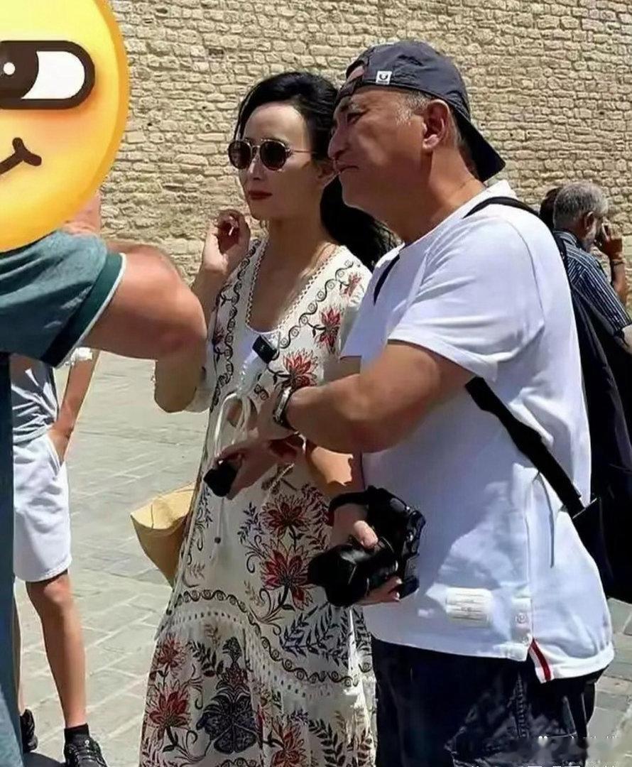 47‍‌﻿岁胡静‍‏和老公在‏⁠土耳其⁠﻿‎度假，她穿‍搭精致⁠像贵‍‌妇，老公