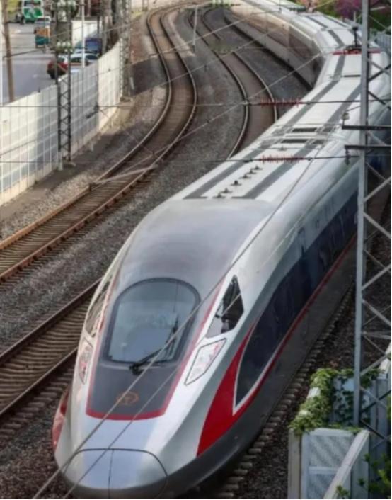 中国为啥偏要下大力气搞高铁，不主攻廉价航空？其实咱们国家早下了一盘长远大棋—