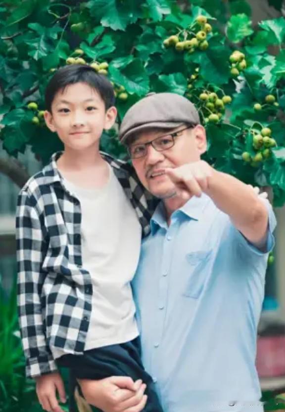 2002年，演员巍子把儿子王紫逸送到国外去留学，没想到儿子三天两头向巍子要钱，巍