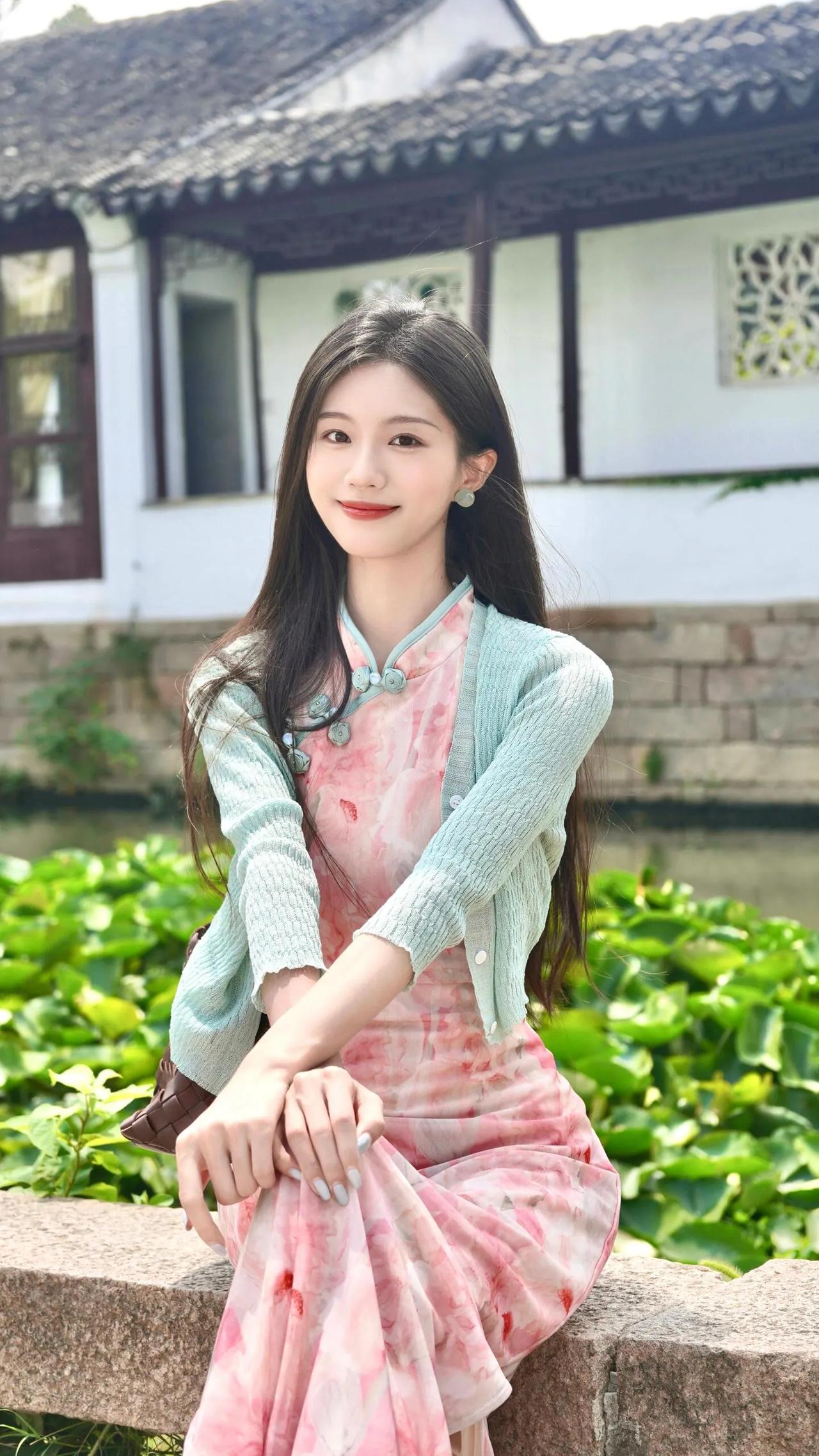 水墨江南佳人倚栏粉色温柔旗袍美女穿搭水墨江南