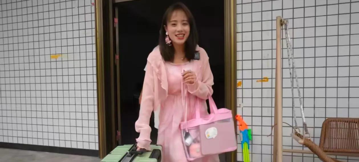 小二娃愿意把家里房子车子挂在小妹名下以为他是爱妻，原来是为了这个……小妹说20