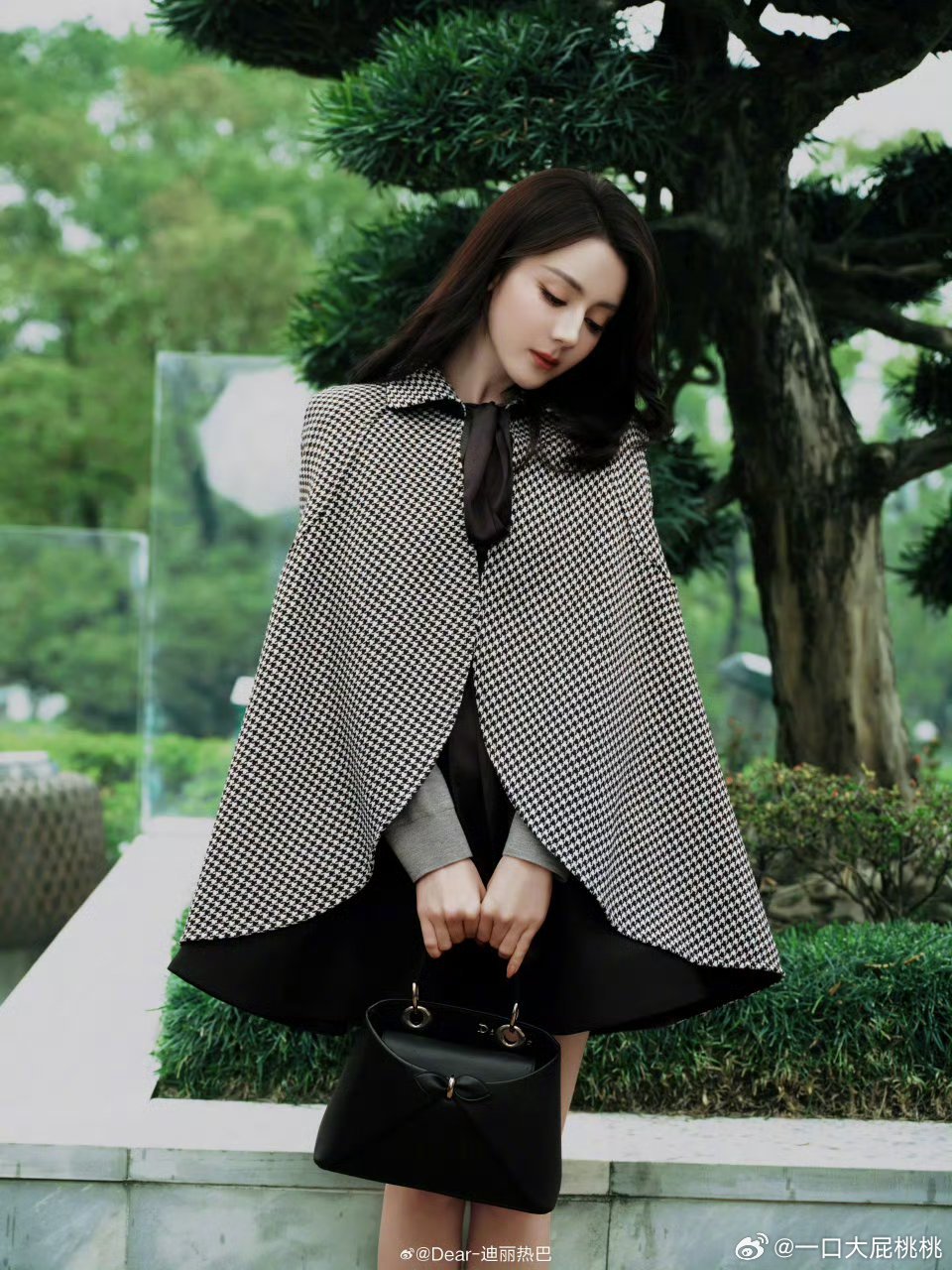 热巴身穿DiorbyJonathanAnderson2026春夏系列，手