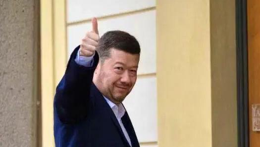 捷克政坛刚出大动静，新众议院议长冈村富夫上任还没满一天，就带人把议会大厦挂了三年