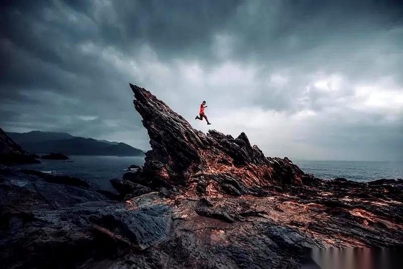 甭管你结不结婚，甭管你身边有多少人，最后，你都是自己一个人过。这话听着扎心，但